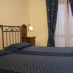 拉洛坎达狄卡斯特罗梅帝亚诺酒店 卡斯泰尔梅扎诺 Room photo