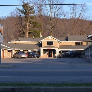 Travelers Inn New Martinsville Exterior photo