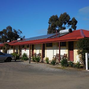 Inglewood Motel And Caravan Park Victoria Exterior photo