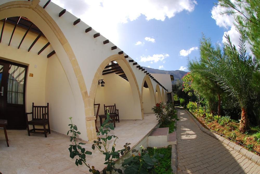 贝拉派斯修道院度假村 凯里尼亚 外观 照片
