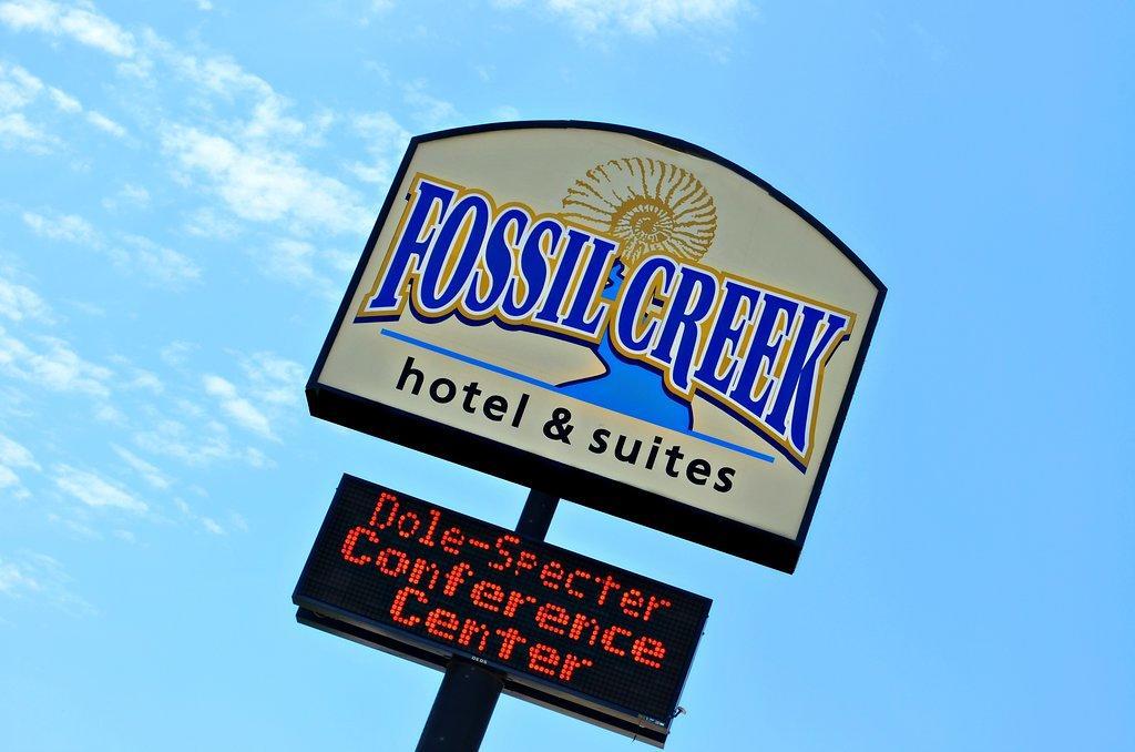 Fossil Creek Hotel & Suites Russell 外观 照片