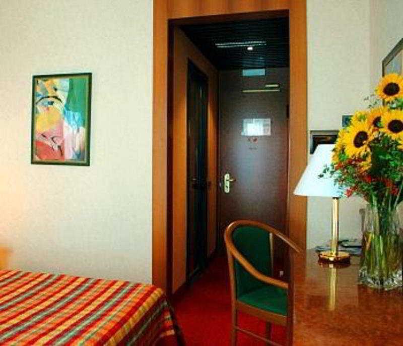 比萨美迪图尔酒店 Migliarino Pisano 客房 照片