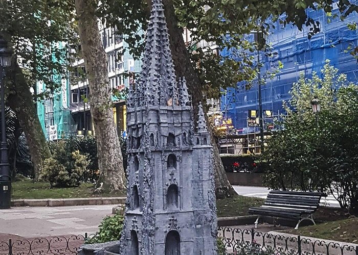 Alameda de Oviedo Roban por segunda vez la cruz de la reproducción de la Catedral de ... photo