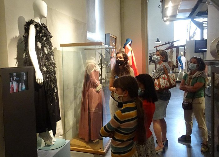 Musee de Bourgoin-Jallieu Isère. Dernière semaine pour découvrir l'exposition sur la mode au ... photo