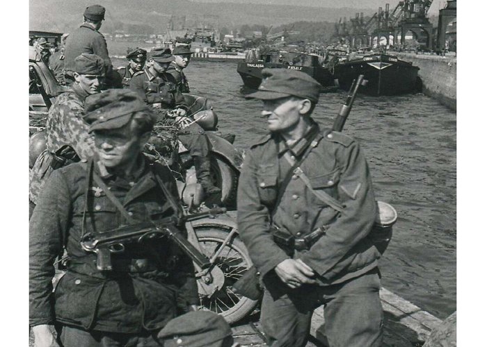 Musée d'Intérêt National de la Batellerie la Batellerie et les mariniers en France pendant la Seconde Guerre ... photo