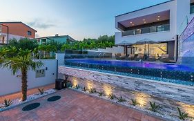 Luxury Villa Lorena With Heated Pool, Jacuzzi,Sauna And Seaview 茨里克韦尼察 Exterior photo