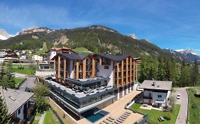 Ciampedie Luxury Alpine Spa Hotel 维哥迪法萨 Exterior photo