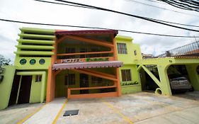 Hotel Enrique I Gazcue, Bed And Breakfast 聖多明哥 Exterior photo