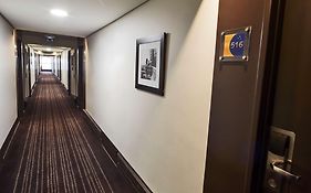 布尔歇机场康铂酒店 勒布尔热 Exterior photo