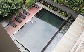 隆齐素坤逸阿卡迪亚套房康帕斯酒店 曼谷 Exterior photo