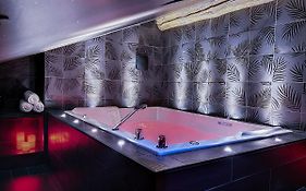 Suite Rouge Baiser Avec Jacuzzi Privatif - Loveroom Insolite 圣艾蒂安 Exterior photo