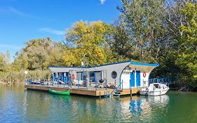 Ocarujuci Houseboat Na Dunaji 布拉迪斯拉发 Exterior photo