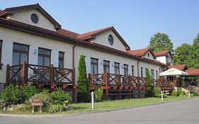 Red Deer Hotel 布雷兹诺 Exterior photo