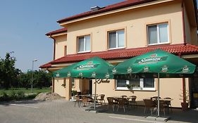 布拉迪斯拉发 雅尔卡膳食旅馆酒店 Exterior photo