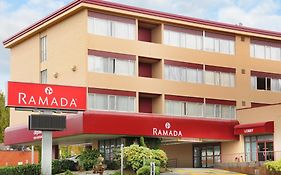 Ramada Hotel & Suites Metrotown Vancouver 本那比 Exterior photo
