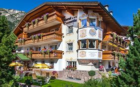 Hotel Garni Concordia - Dolomites Home 塞尔瓦迪加尔代纳山谷 Exterior photo