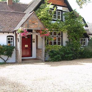 西方住宿酒店 艾尔斯伯里 Exterior photo