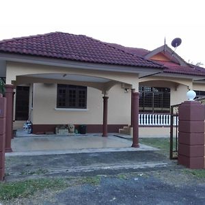 Homestay Ahmad Taman Mas Bukit Payong Terengganu 马江 Exterior photo