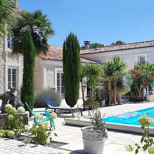 Saint-PorchaireChambre D'Hotes Et Gite Olympe 4 Etoiles住宿加早餐旅馆 Exterior photo