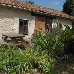 Studio Gite De Fontclairet Champagne-Mouton Exterior photo