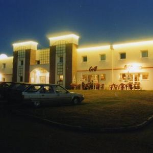 卡瓦农酒店 Merlines Exterior photo