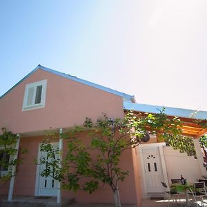 House With Large Garden Right Next To The River Žrnovnica Exterior photo