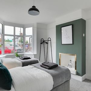 Spacious, Modern Three Bed House - Free Parking & Wifi 切姆 Exterior photo