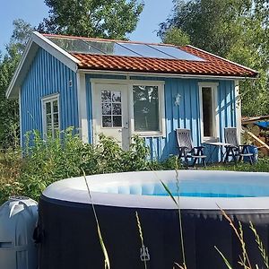 Gaststuga I Vacker Natur, Bastu, Bubbelpool Sommartid Och Gratis Parkering, Guesthouse With Nice View With Sauna And Free Parking Close To Dalsjofors And Fishing 布罗斯 Exterior photo
