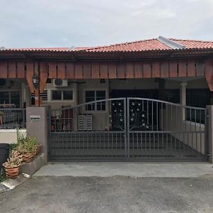 No 96 Nazirin Homestay 卢穆特 Exterior photo