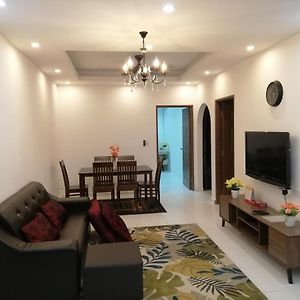 Onies Homestay Lumut Manjung Exterior photo