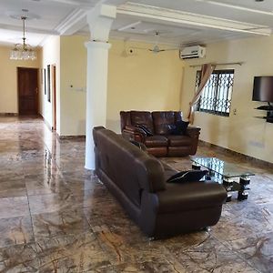 Royal Apartment, 2 Bedrooms, Master En-Suite, Large Living Room, Hot Water, Air Condition, Wifi, Balcony, Garden, Separate Kitchen, Large Compound, Children Play Area, 20 Minutes Airport, Ground Floor, 24 Hr Security, North Legon, 阿克拉 Exterior photo