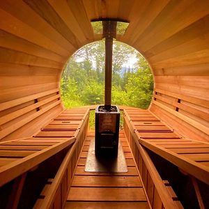 New Stunning Home With Breathtaking Views, Outdoor Cedar Sauna, Great Location 法兰哥尼亚 Exterior photo