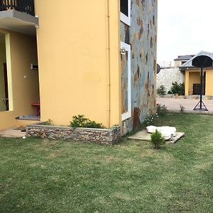 Hidden Gem In Oyibi New 2 Luxury Bedroom Apartment Aburi Exterior photo