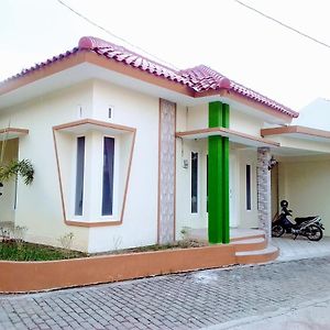 Karyakita Homestay Rumah 马格朗 Exterior photo