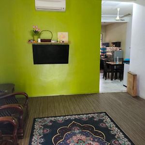 Homestay Taman Husrah 哥打巴鲁 Exterior photo