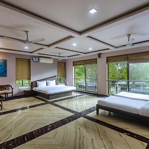 Saffronstays Aura, Alibaug - Luxury Pool Villa With A Game Room And Spacious Lawn 阿里巴格 Exterior photo