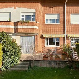 Espacioso Chalet En Urbanizacion Con Piscina Cerca Del Centro De 哈罗 Exterior photo