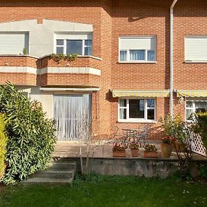 Espacioso Chalet En Urbanizacion Con Piscina Cerca Del Centro De Haro别墅 Exterior photo