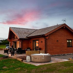 Cuddfan Lodge On A Gorgeous Private Lake 纽波特 Exterior photo