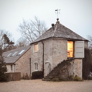 High Cogges Farm Holiday Cottages - The Granary 威特尼 Exterior photo