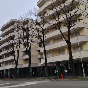 Pit Stop Apartment 布斯托阿西齐奥 Exterior photo