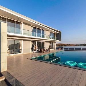 Stayvista'S Bellisimo Panorama - Lakeside Oasis With Infinity Pool, Modern Interiors, Open-To-Sky Bathtub, And Lush Green Lawn 纳西克 Exterior photo