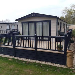 Captivating Bluebell Lodge 2-Bed Cotswolds Caravan 赛伦塞斯特 Exterior photo