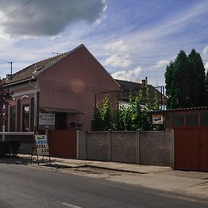 Jászberény Lugas Szallas酒店 Exterior photo