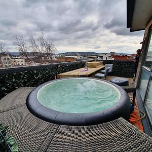 Central Penthouse With Hot Tub & Views 24 切尔滕纳姆 Exterior photo