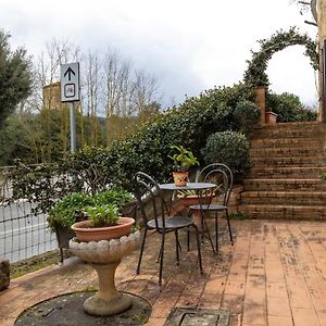 Enchanting Flat With Patio In Abbadia A Isola 蒙特里久尼 Exterior photo