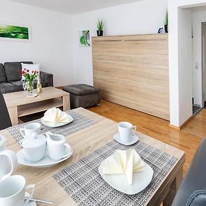 Grosse Moderne Ferienwohnung In Bester Bodenseelage L 1 Minute Zum Bodensee L 2 Zimmer L Vollausgestattete Kuche L Sonnenbalkon L Wlan L Willkommen Im Apartment Guttingen 博登斯边的拉多夫采尔 Exterior photo