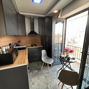 Designed Apartment With French Balcony Self Check In 耶烈万 Exterior photo