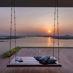 Stayvista At Sunset On The Lake - Infinity Lakeview Swimming Pool With Contemporary Interiors & Lavish Amenities 伊加特普里 Exterior photo