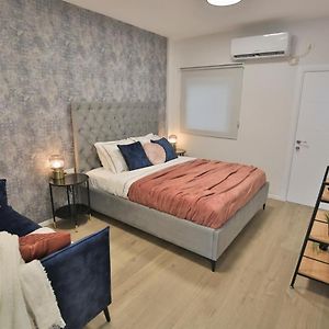 Cozy And Stylish 1-Bedroom Apartment 内坦亚 Exterior photo